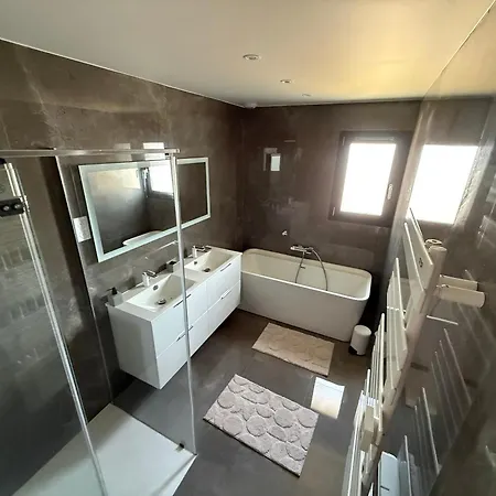 3 Bedrooms With Jacuzzi And Sauna